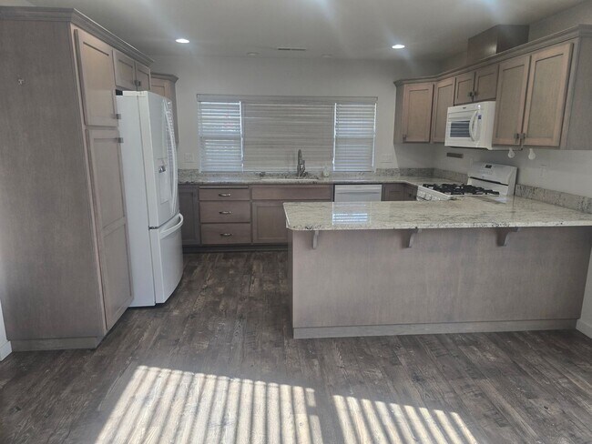 Building Photo - 3 bed 2 bath Home for Rent in Grants Pass