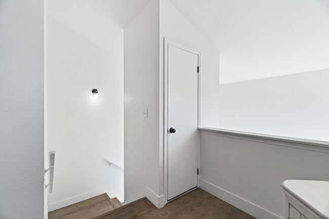 Building Photo - 2 Bedroom Condo for Rent in Redding CA | Pool, Spa, Fireplace, Balcony