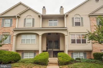 Building Photo - Sun-filled 2 Bed 2 Bath Condo In Sought Af...