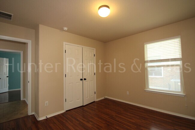 Building Photo - New in Management ! Spacious & Stylish Liv...
