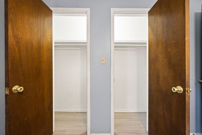 Building Photo - Cute Townhome