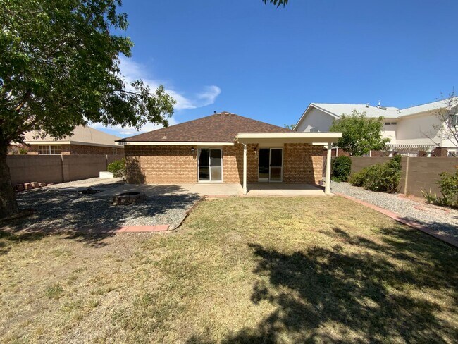 Building Photo - 3 Bedroom Single Story home Near Paseo Del...