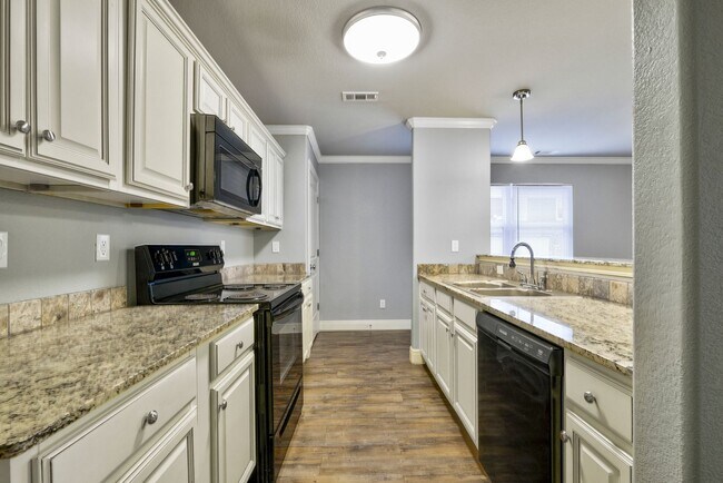 Building Photo - Beautiful 3 bed / 3.5 bath duplex with two car garage - Minutes from U of A!