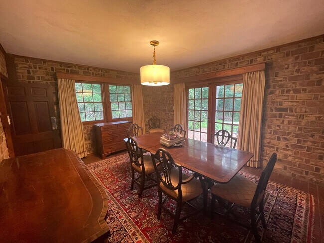 Building Photo - Stunning 3-Bedroom Home with Attached Private Suite – Fully Updated & Move-In Ready