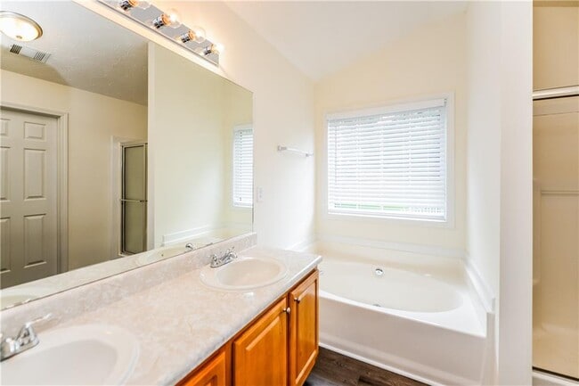 Building Photo - 805 Lewis Ridge Cir