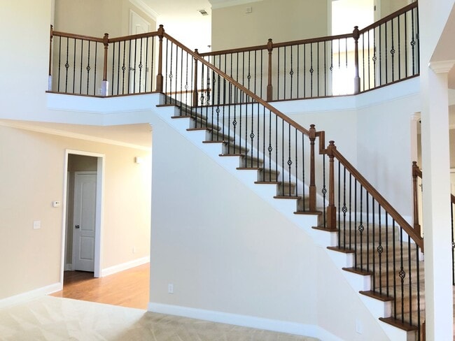 Building Photo - Beautiful 5 Bed 4 Bath Home in Heart of Co...