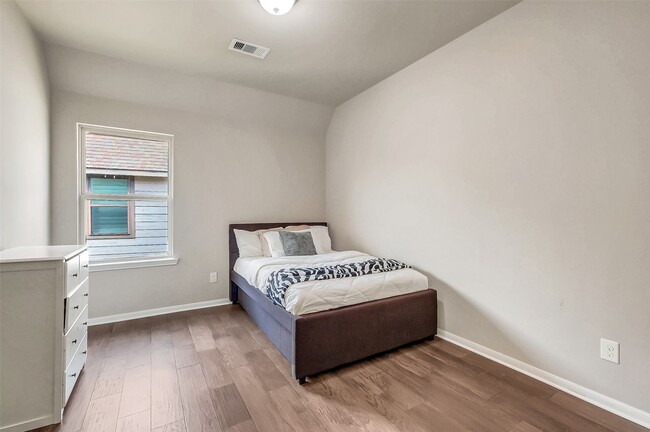 Building Photo - 2610 Orleans Way