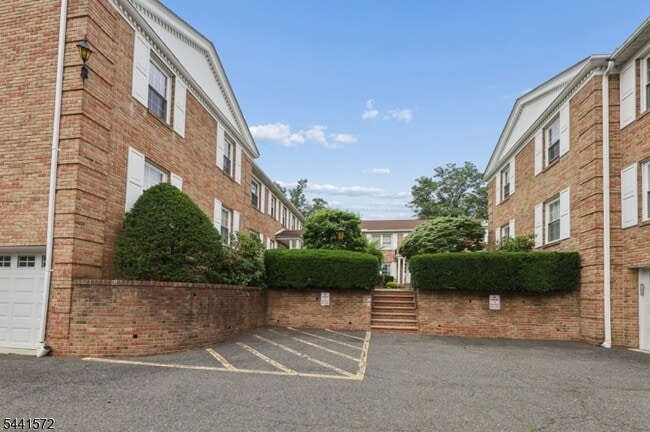 Building Photo - 364 E Ridgewood Ave