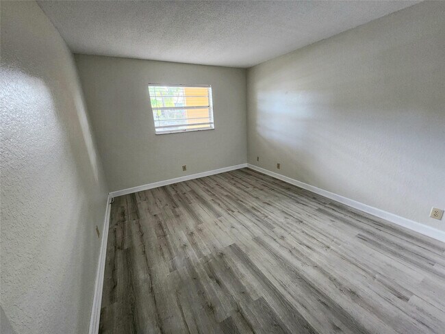 Building Photo - 2607 NE 8th Ave