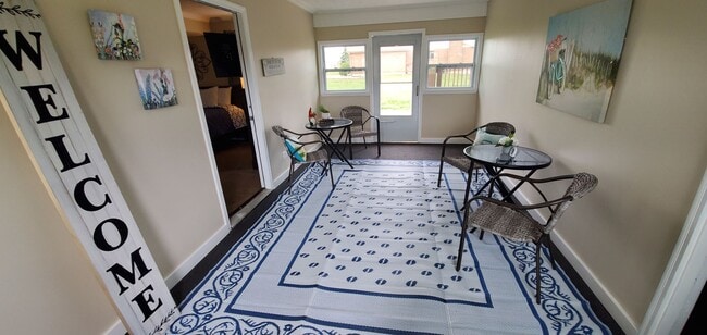 Building Photo - ? Pet Friendly Home ? Fenced in Yard ? Renovated ?