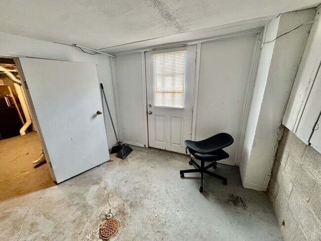 Building Photo - 1105 N Woodburn Ave