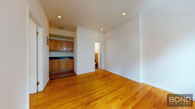 Building Photo - 249 E 53rd St
