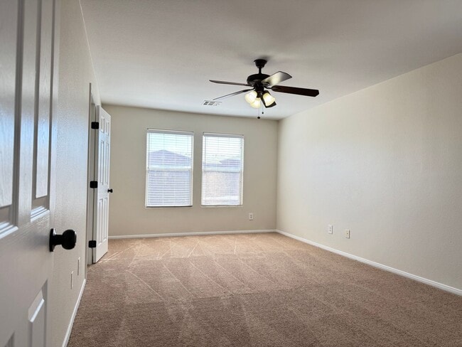 Building Photo - 4 Bedrooms, Den, and Loft