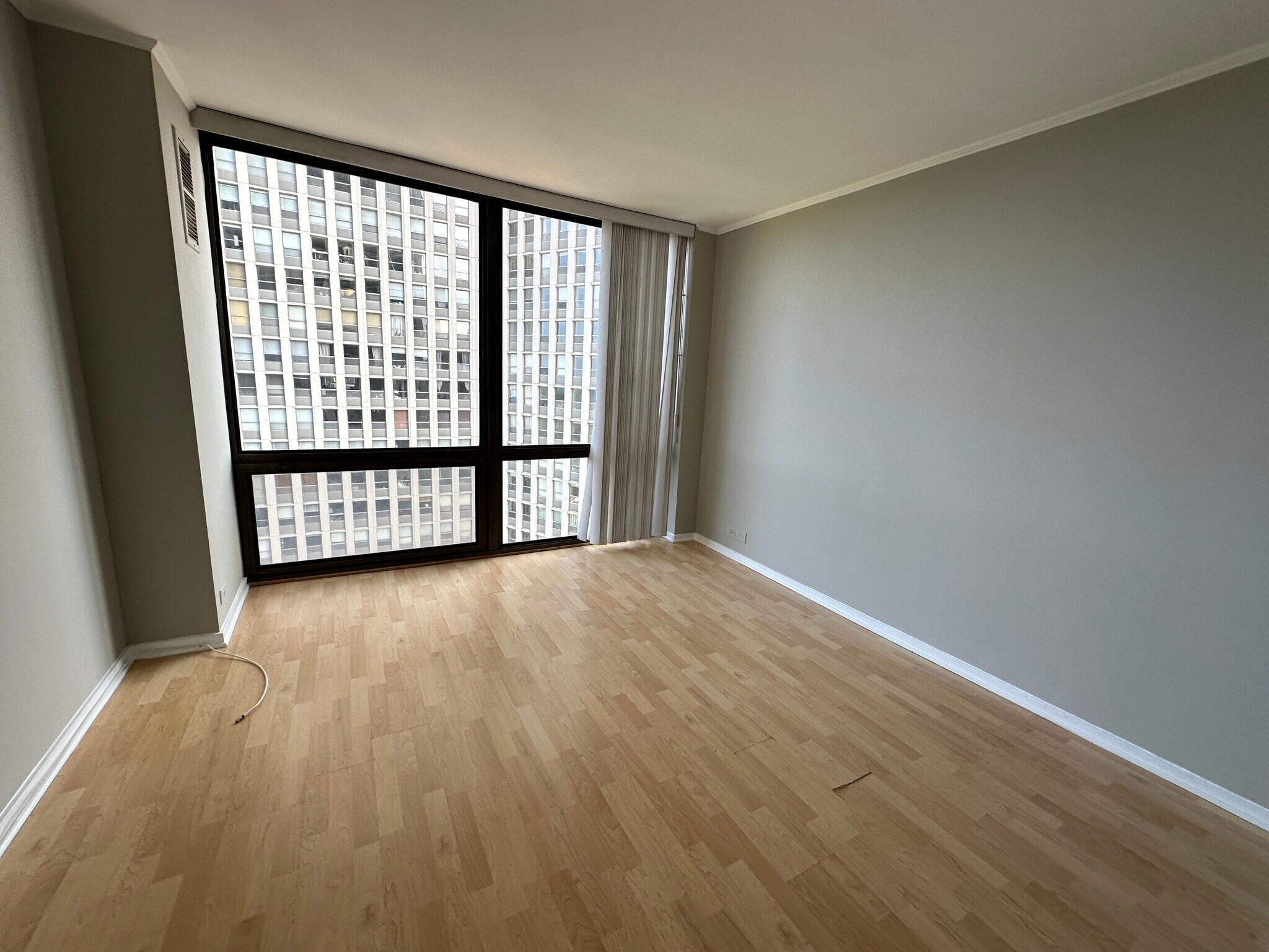 Building Photo - 2650 N Lakeview Ave