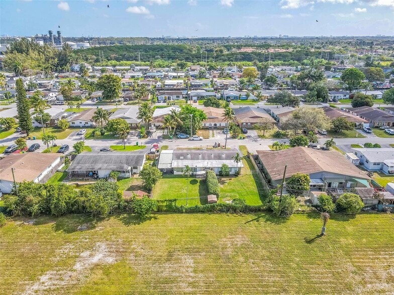 Building Photo - 4681 SW 43rd Ter