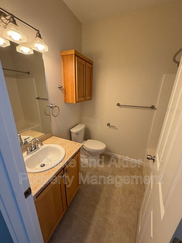 Building Photo - 10805 NE Red Wing Way