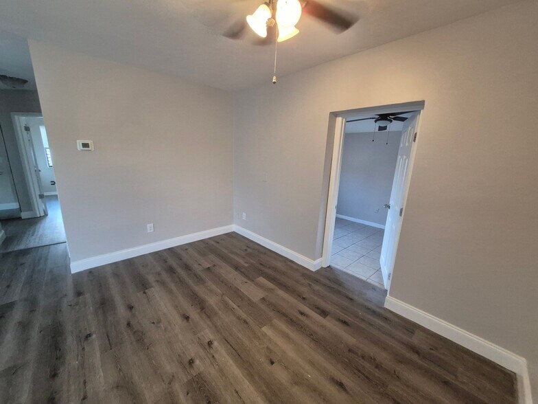 Building Photo - 7071 Holiday Dr