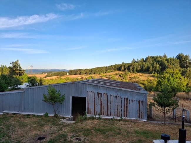 Building Photo - 4500 NW McLoughlin Dr