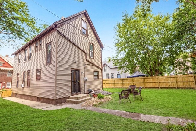 Building Photo - 605 E Wright St