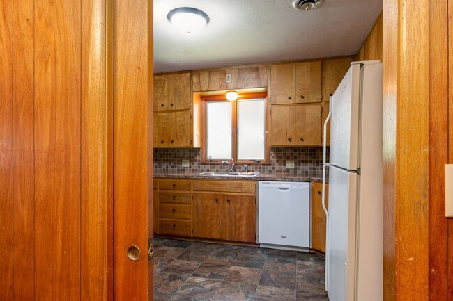 Building Photo - #6 Bedroom House with Awesome Yard Plus Ga...