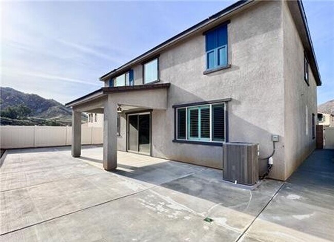 Building Photo - Stunning and Spacious 6BR 5BA Home w/ Solar Panels + Quartz Counter + Fenced Yard + 2 Car Garage ...