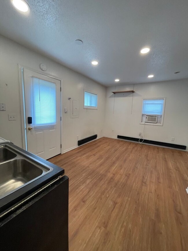 Building Photo - 309 8th St