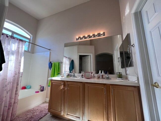 Building Photo - SUNRISE MOUNTAIN 3 BEDROOM TOWNHOME