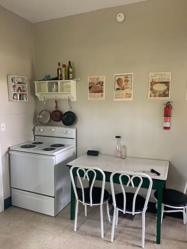 Building Photo - 3 bedroom, 2 bath House - Available August...