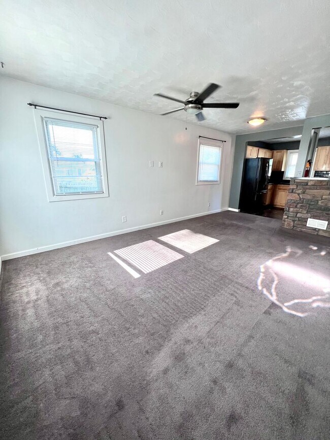 Building Photo - Beautiful 3 bed, 2 bath, 2 car garage