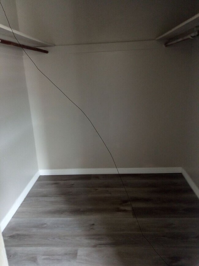 Building Photo - Gated Community First Floor 1/1.5 Apartmen...