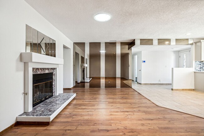 Building Photo - 3 Bed / 2 Bath Home with Bonus Room, Pool and Two Car Garage.