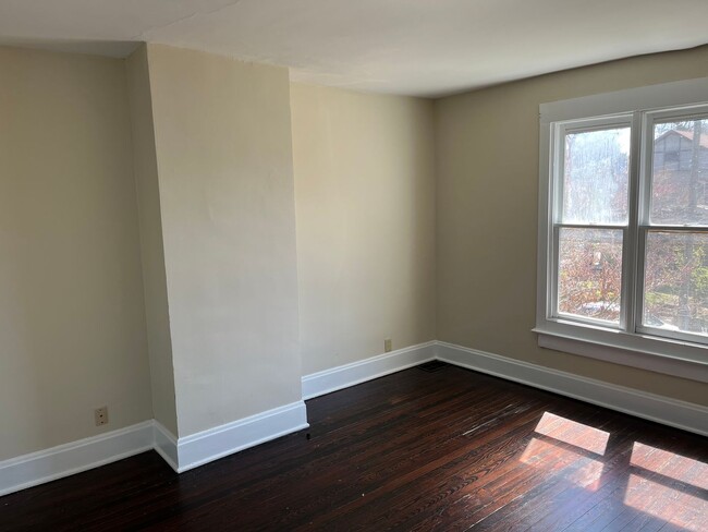 Building Photo - **REMODELED 4-BEDROOM/2-BATH HOUSE IN NORT...