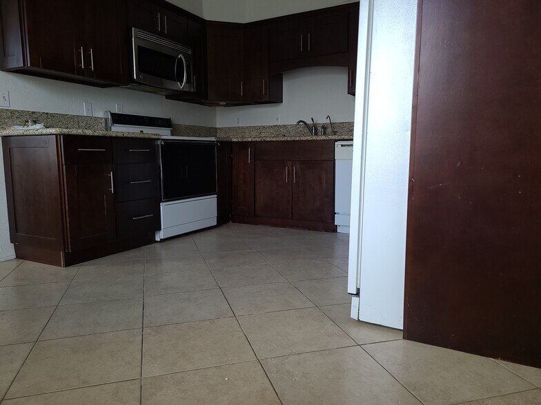 Building Photo - 261 Cottonwood Dr