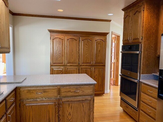 Building Photo - Charming home in great location