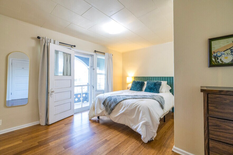 Bedroom - 1527 W Knox Ave