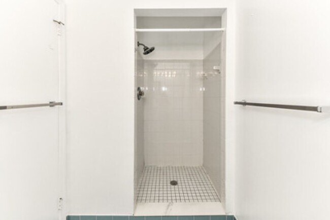 Building Photo - Spacious 4 Bed 2/2 Bath Home with Park-Lik...