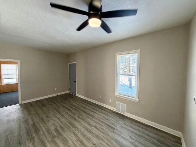 Building Photo - 823 S 3rd Ave