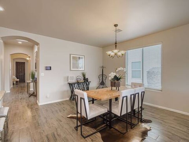 Building Photo - Beautiful East side House 3 Bed