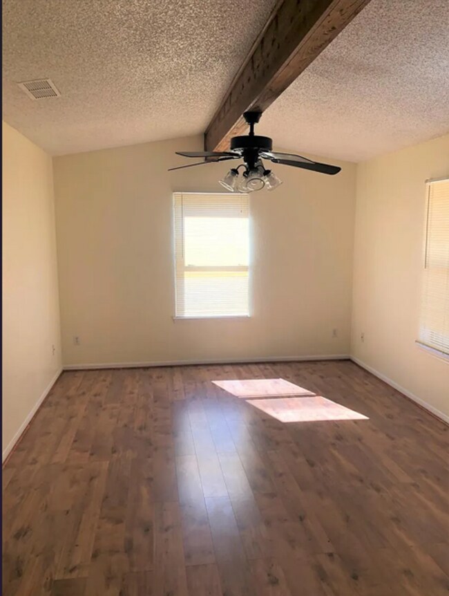 Building Photo - AVAILABLE NOW!!!