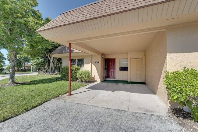 Building Photo - Waterfront, 2 bed 2 bath with boat dock an...
