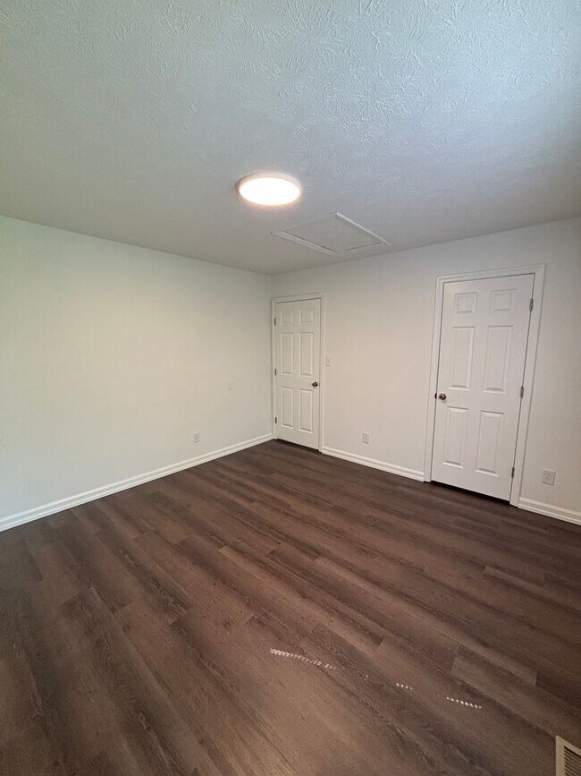 Building Photo - Freshly Renovated Cottage!