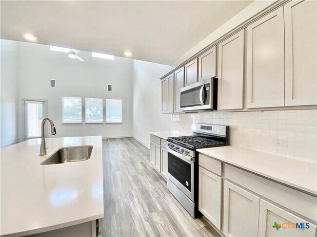 Building Photo - 100 Geminiflora Bend