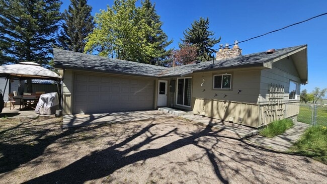 Building Photo - Losleben- House with large yard fully furnished Available Nov 1st - May 31st