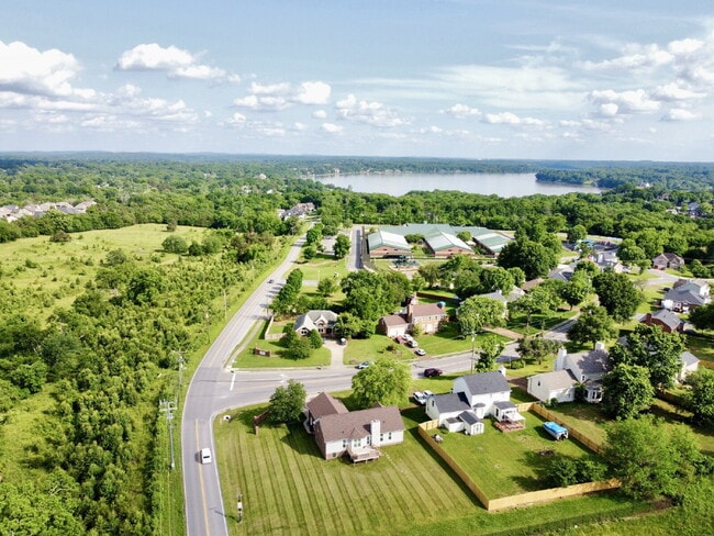Building Photo - Station Camp Schools zoning! 3 bed with bonus room! Pet friendly!