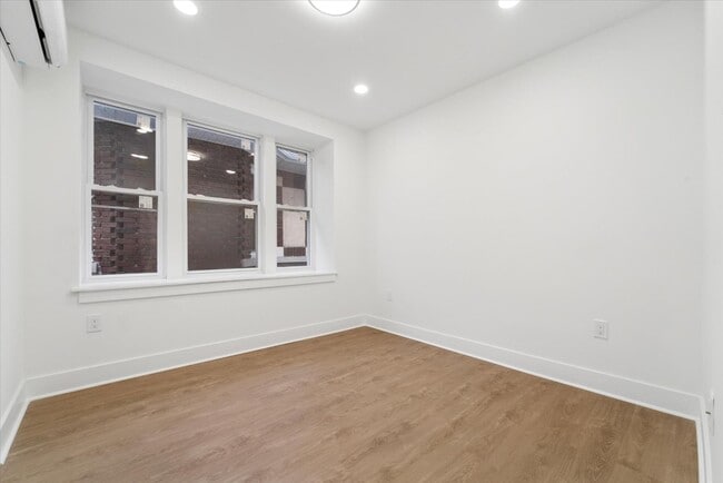 Building Photo - 812 W Roosevelt Blvd