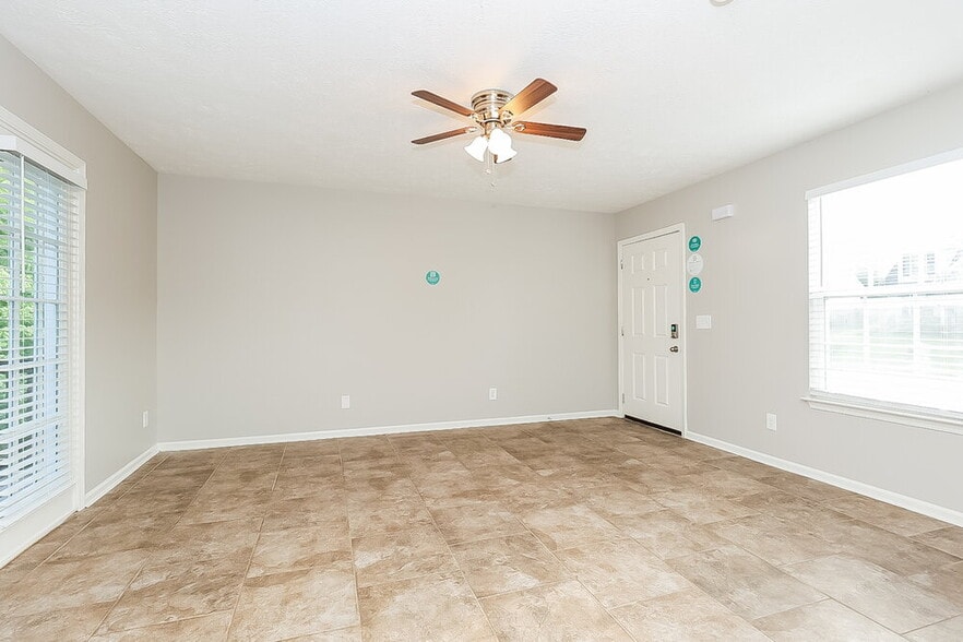 Building Photo - 117 Lyndhurst Dr