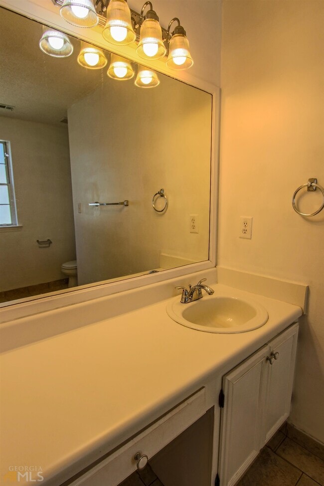 Building Photo - 619 W Manor