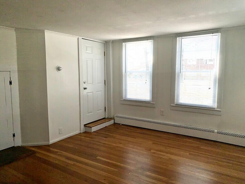 Building Photo - 1490 Farmington Ave