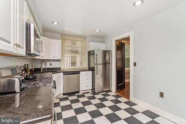 Building Photo - 3405 Greenway