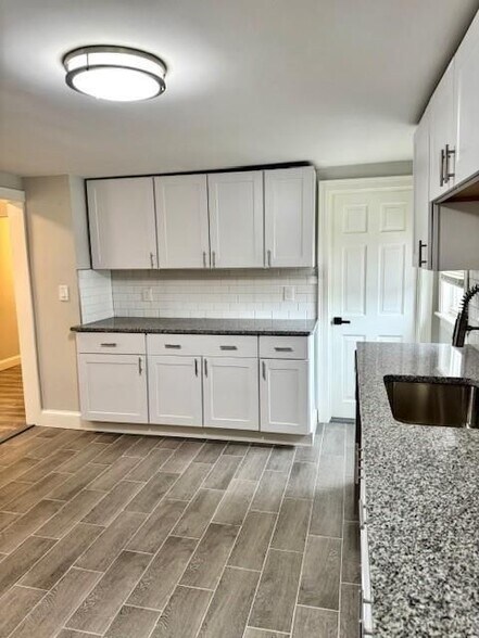 Building Photo - 71 E George St